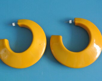 Large vintage 1980s unused round open jucey yellow plastic design dangle ring earrings earhangings with metal earsticks