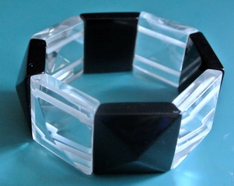 Brede vintage jaren 1970 ongebruikte gefacetteerde zwarte en doorzichtige plastic stretch armband