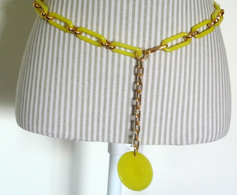 TIMETYPICAL collectible vintage 1960s unused adjustable strong yellow link chain plastic goldmetal belt necklace with round pendant