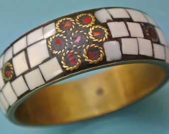 Handgemaakte ETNIC BOHO TRIBAL vintage jaren 1970 messing armband armband met gesneden witte en rode glazen inlays