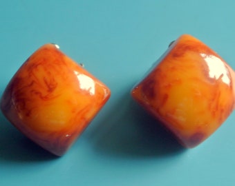 Collectible vintage 1940s unused square opaque flamy swirled goldbrown/ butterschotch yellow tested bakelite earrings earclips