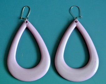 Large vintage 1980s unused dropformed light purple-pink plastic design dangle earrings earhangings with silvercolor metal earhooks.