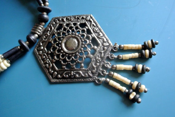 インド　バンジャラ族　ヴィンテージ　　ネックレス　少数民族　トライバルアート ヴィンテージ トライバル ボーンビーズネックレス：ハンドメイド