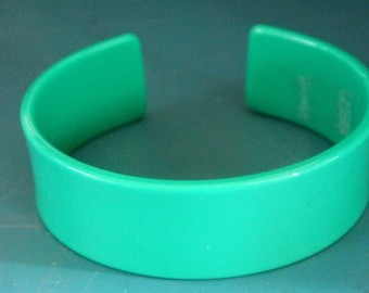Bracelet jonc en plastique moulé ouvert, résine vert émeraude solide, inutilisé, vintage des années 1980