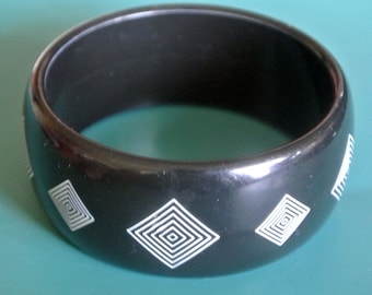 Wide vintage 1980s moulded black lucite plastic bangle bracelet with thin white abstract decor