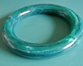 Vintage 1980s round opaque flamy swirled forest green heavvy resin plastic bangle bracelet