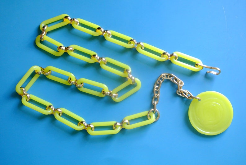 TIMETYPICAL collectible vintage 1960s unused adjustable strong yellow link chain plastic goldmetal belt necklace with round pendant