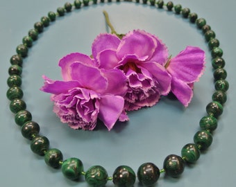 Rare beautiful handcrafted graduated vintage 1950s handcarwed green natural organic malachite necklace