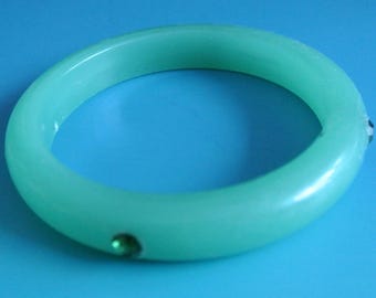 Bracelet jonc en résine verte vintage des années 1980 avec pierres de verre émeraude