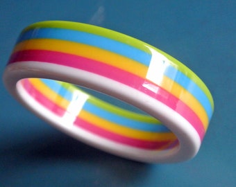 Highly unusual vintage 1980s multicolor moulded/ laminated bangle bracelet with stripe pattern