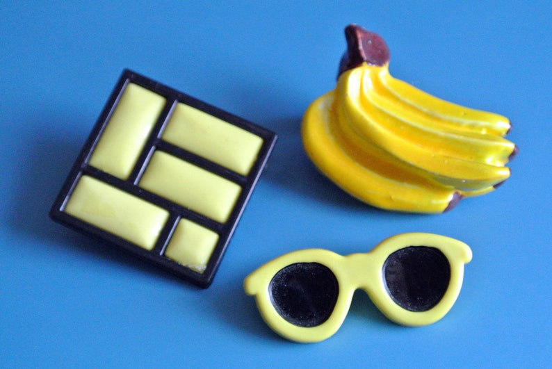 Lot of 3 vintage 1950s unused small lucite plastic yellow/ black or brown brooches with banana/sunglass/abstract motive and securety needle image 1