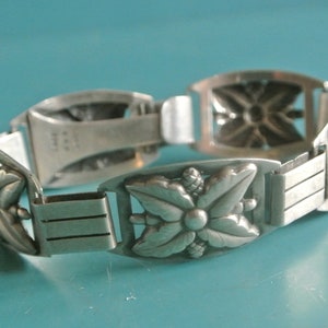 Pulseira sueca vintage da década de 1940 carimbada em prata esterlina 830 totalmente marcada com decoração de flores, marcada AH-P 149 830 S e 3 coroas