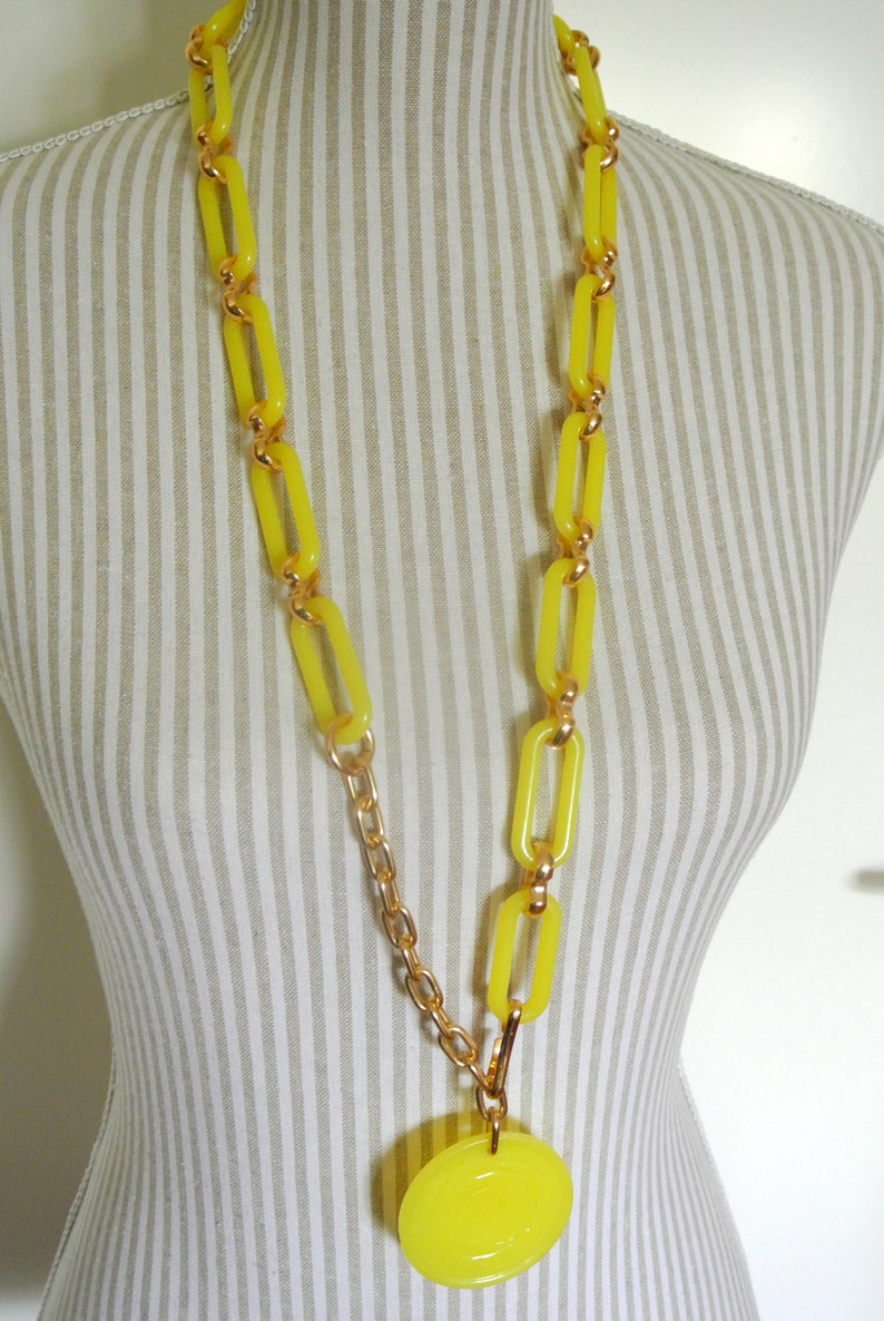 TIMETYPICAL collectible vintage 1960s unused adjustable strong yellow link chain plastic goldmetal belt necklace with round pendant
