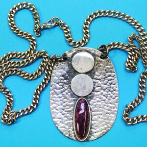 Large unique MODERN STYLE vintage 1980s handmade oval silvercolor hamred surface metal pendant necklace with purple cabuchon