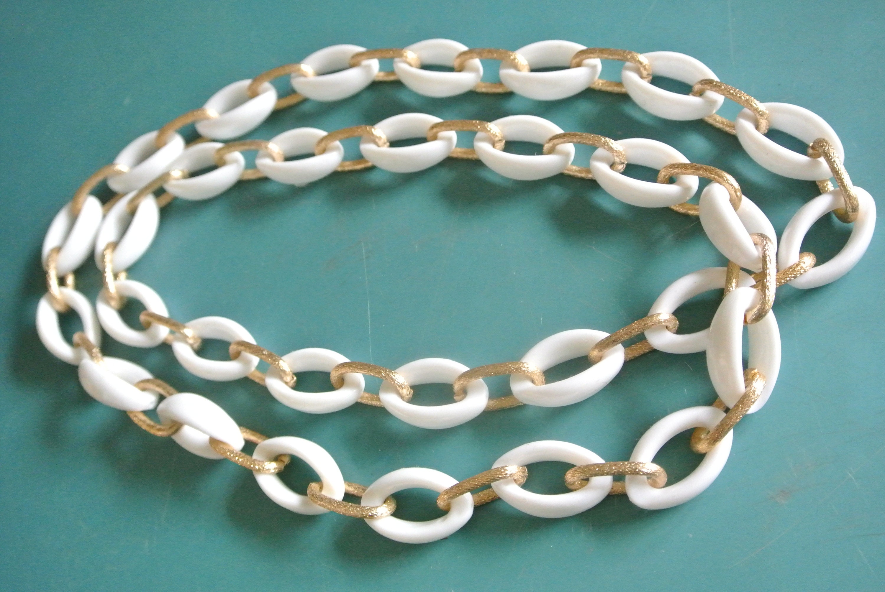 Collier Long Vintage Blanc – Ancien Stock Usine – Fermoir Classique – Style Rétro Simple