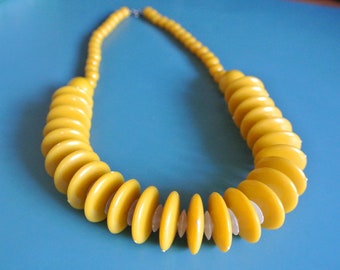 Collectible vintage 1960s timetypical jucey yellow lucite plastic necklace with silvercolor spring ring clasp
