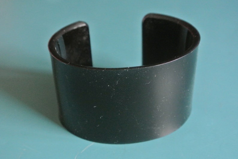 Unusual vintage 1980s wide black lucite plastic bangle bracelet with opening