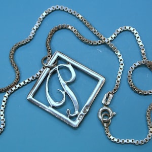 Suecia vintage 1950s pequeño hecho a mano estampado RW 3 coronas S plata cuadrada P-letra colgante collar w corto estampado 835 cadena de plata de ley