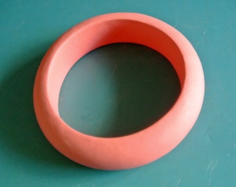 Vintage 1990s unused oldfashion salmon pink lucite plastic bangle bracelet