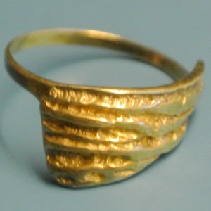 Swedish vintage 1970s goldgilded stamped 925 silver ring with ornamented overside, marked 925 for silver, inner opening 19 mm in diameter