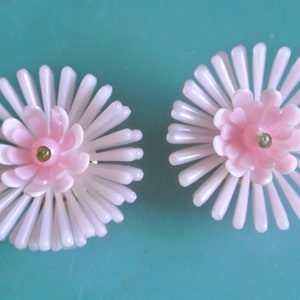 Sammlerstück Vintage 1950er unbenust rund rosa Kunststoff Ohrringe Ohrclips mit Messing Details, noch auf Karte