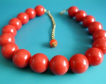 Vintage 1980s adjustable necklace with round clear red lucite plastic beads, goldcolor metal beadcaps and hook/ chain closure