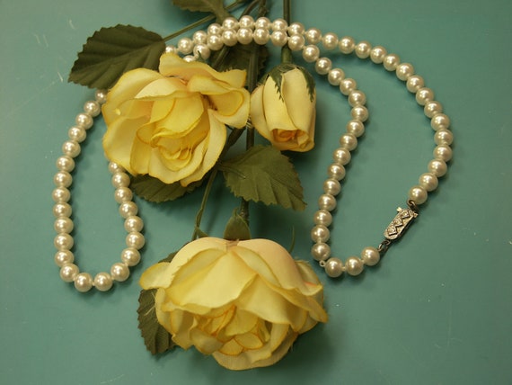 Beautiful long vintage 1970s glowing creame white… - image 1