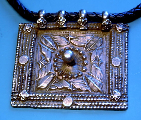Vintage 1960s India Pendant Necklace: Ethnic Tribal Boho Ornament