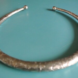 Vintage 1980s silvercolor metal design necklace neckring with flower ornament design decor