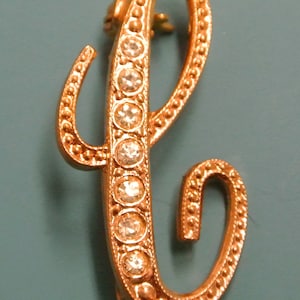 Broche vintage de 1950 de color oro oscuro con 7 pedrería y cierre seguro