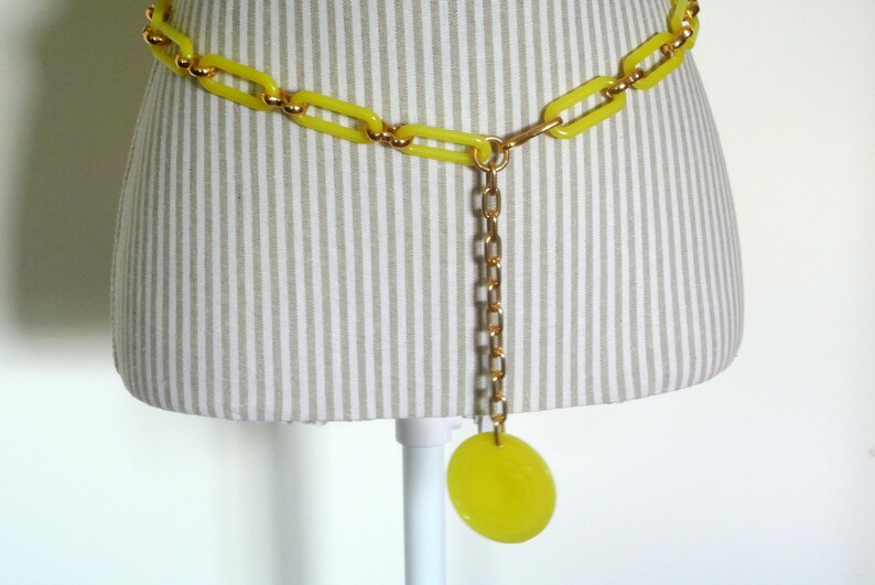 TIMETYPICAL collectible vintage 1960s unused adjustable strong yellow link chain plastic goldmetal belt necklace with round pendant