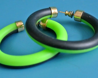 Large vintage 1980s unused round black/ limegreen plastic design dangle ring earrings with goldcolor earsticks