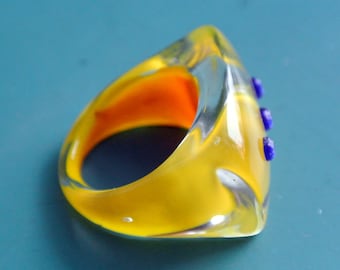 Larger collectible vintage 1980s partly translucent/ yellow lucite plastic ring with 3 purple rhinestones