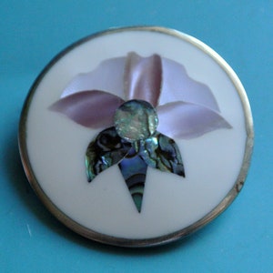 Vintage 1970s handcrafted marked/ stamped ALPACA NEXICO round brooch with mother og pearl mop and abalone paua shell inlays flower motive