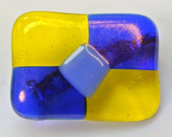 Lovely vintage 1970s handcrafted rectangular blue/ yellow fusing technique glass design brooch with securety needle/ pin