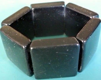 Large bracelet stretch en plastique noir vintage des années 1970 avec surface plane