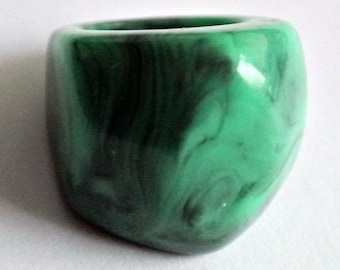 LARGE collectible vintage 1980s opaque enamel green with black swirl lucite plastic dome ring