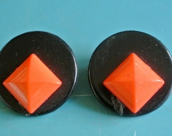 Pair of non-allergic vintage 1980s unused round black/ orange plastic design earrings earsticks