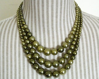 Adjustable vintage 1950s unused 3-stranded necklace choker made of graduated 3-tune olivegreen glass beads, closed by hook and bead chain