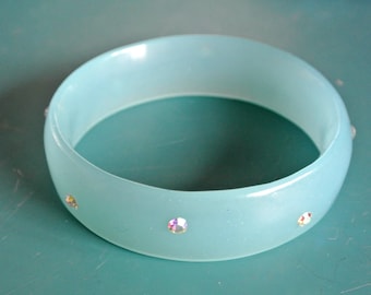 Vintage Lucite-armband uit de jaren 80: turkooiskleurige plastic armband met strassteentjes
