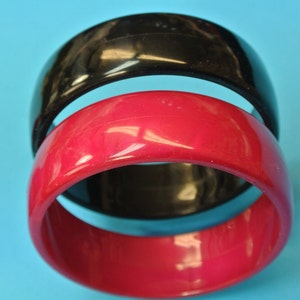 Lot of 2 vintage 1980s unused strong cerise pink and black plastic bangle bracelets
