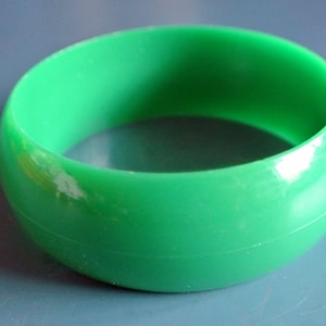 Vintage 1980s opaque moulded grassgreen lucite plastic bangle bracelet