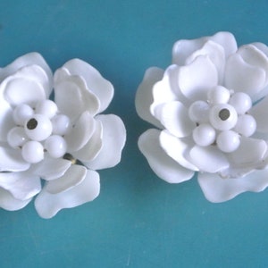 Par de pendientes de clips de plástico de plástico blancos formados en flores blancas más grandes de la década de 1950 con clips de latón
