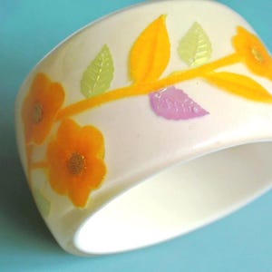 Vintage 90er Jahre Armreif aus Lucite: Florale Intarsie, breite Armspange aus Kunststoff