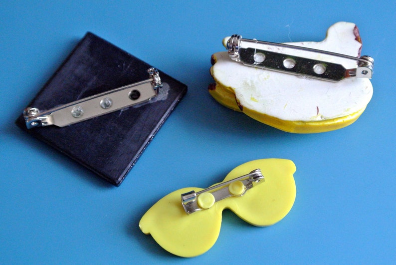 Lot of 3 vintage 1950s unused small lucite plastic yellow/ black or brown brooches with banana/sunglass/abstract motive and securety needle image 2