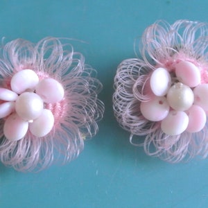 Coppia di orecchini più grandi vintage del 1950 tempotipico inutilizzato perle di vetro rosa / filo di plastica design orecchini con clip in ottone, ancora su carta