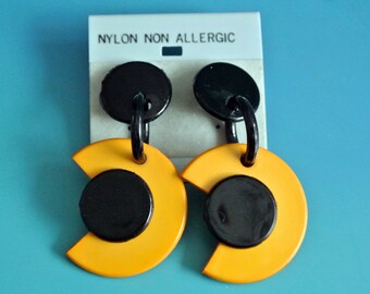 Large non-allergic vintage 1980s unused round black/ jucey yellow plastic design dangle earrings earhangings with plastic earsticks