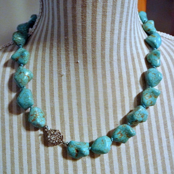 UNUSED vintage 1970s handmade turquoise gemstone necklace with knots between beads and silvercolor metal ornament box lock