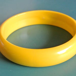 Vintage 1980s Armreif aus opakem, stark gelbem Lucite Kunststoff