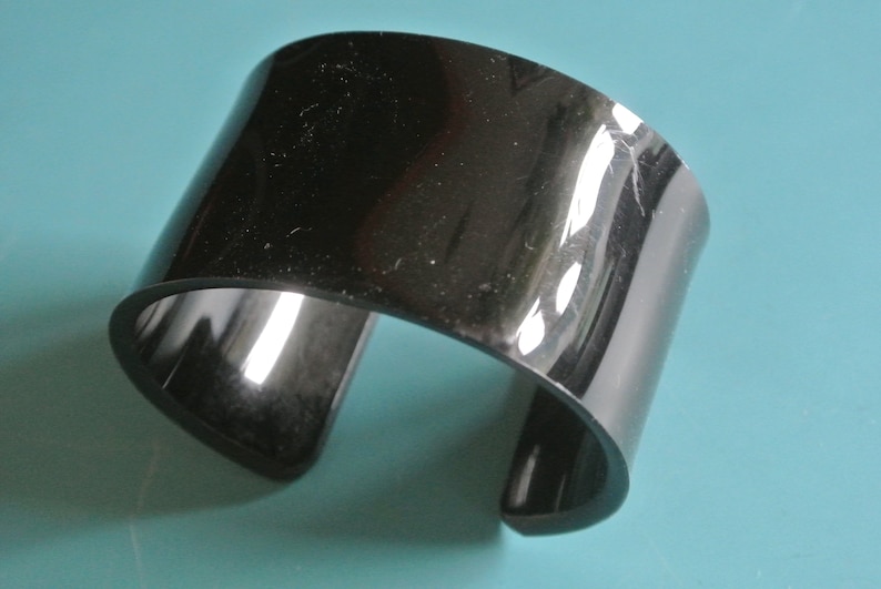 Unusual vintage 1980s wide black lucite plastic bangle bracelet with opening